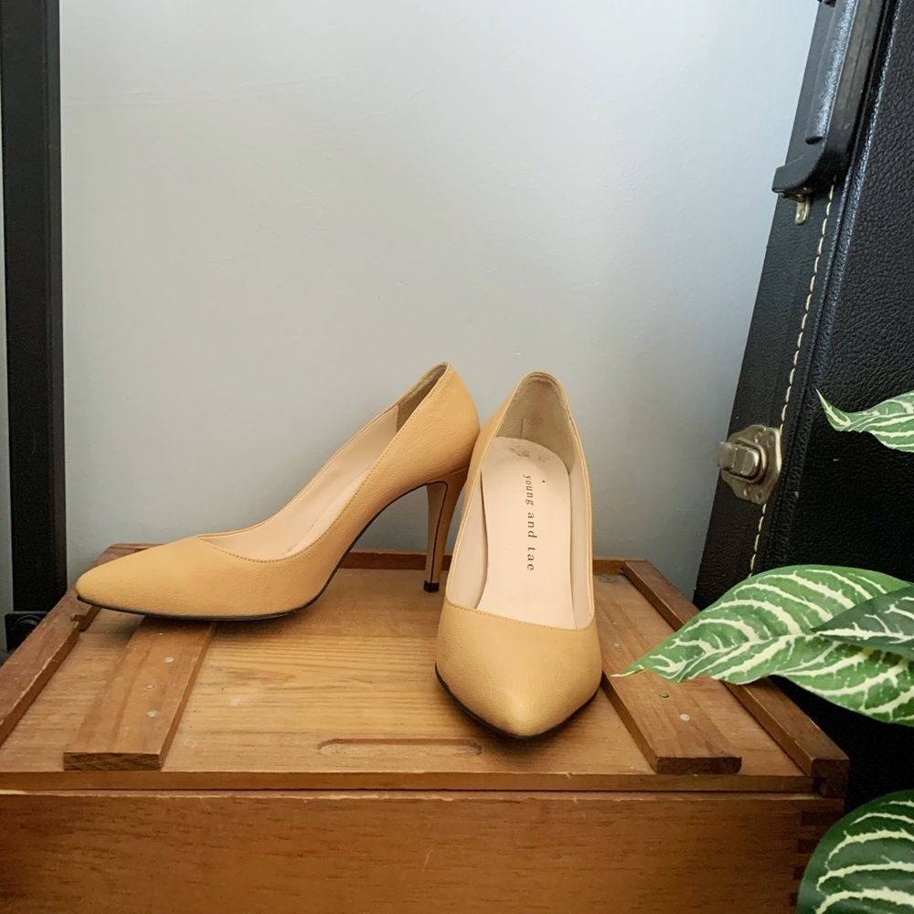 Nude pumps